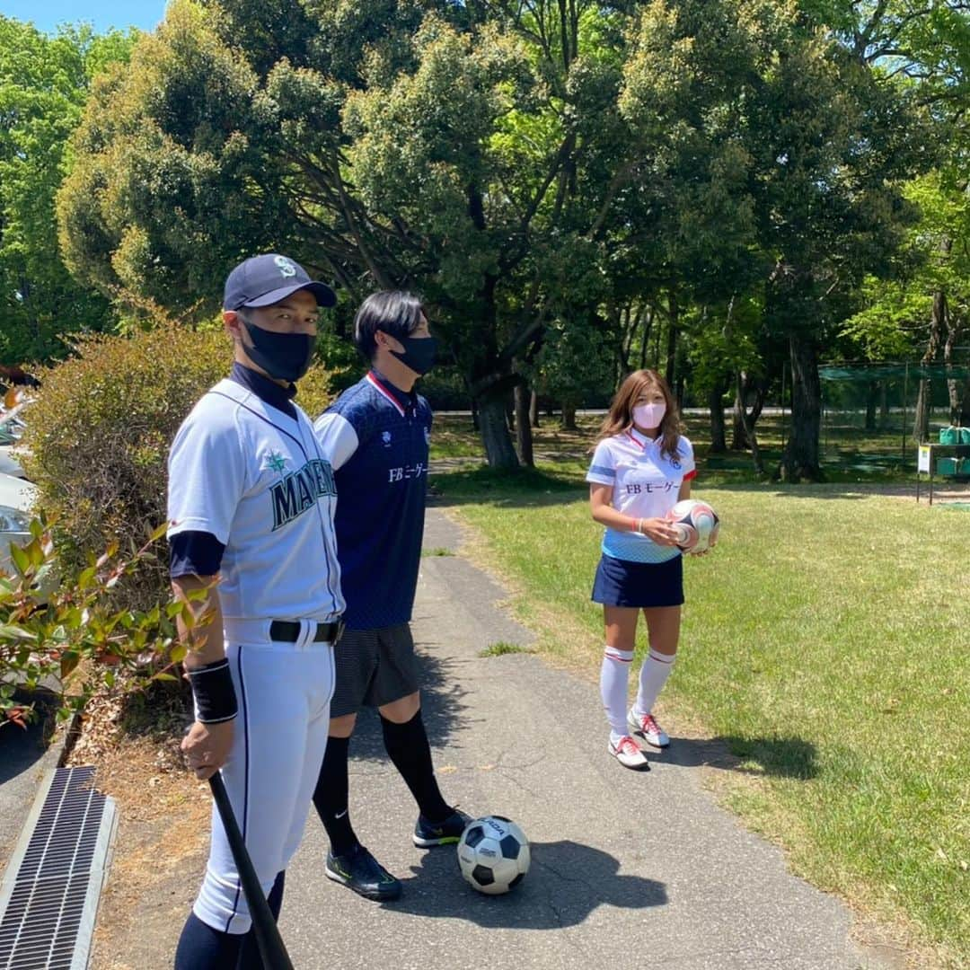 あおい夏海さんのインスタグラム写真 - (あおい夏海Instagram)「こんばんは！ 先月事務所の大先輩水内猛さんのYouTubeチャンネル【水内猛のオフサイドぎりぎり！】の撮影に呼んでいただきました！！ ⚽⛳️第1回FBモーゲージカップ⛳️⚽ この日は水内猛さん @takeshimizuuchi  都築龍太さん @ryuta.star3  ニッチローさん @nicchiro5.1  特別講師として フットゴルフの工藤誠司さん @kudo.seiji  の豪華メンバーで、ガチンコフットゴルフ対決をしました！！  もうすぐ水内さんのYouTubeにアップされるのでぜひ見てください！ 私のフットゴルフのガチプレイはなかなか動画に載せれてないので、レアです！！ ニッチローさんが似すぎて、コメントが終始完璧過ぎて、さすがプロだなーと感動しました😂✨  フットゴルフを始めて10ヶ月。 この様な形でお仕事に繋がって嬉しいです。 感謝です。 水内さんはじめ出演車の皆さん、FBモーゲージの皆さん、本当にありがとうございました！！ この日のためにオリジナルポロシャツ作って貰いました！！😆😆 肩には🍒も😍🎵  工藤さんにも、すごく上手になったとお褒めの言葉をいただけたし、この日はプレイしていて、去年の12月の試合より、遥かに安定したいいプレイができたなと自分でも実感でき、少しずつではありますが成長できているんだと感じられて嬉しかったです。  今月は岐阜で試合なので、自己ベスト目指して頑張りたい！！   #フットゴルフ  #fbモーゲージ  #水内猛 さん  #都築龍太 さん  #ニッチロー さん  #あおい夏海  #工藤誠司 さん  #フットゴルフ女子  #TBC太陽クラブ  #スポーツ女子  #YouTube  #撮影  #ホリプロ  #サッカー女子  #フットサル女子」5月1日 18時12分 - natsumi.aoi