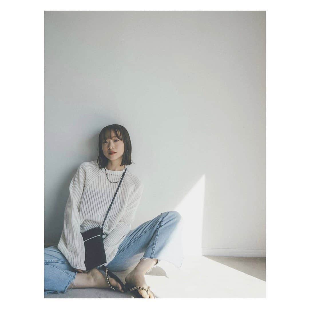野尻美穂のインスタグラム：「さて！お知らせだよ！  なんとWai+、BAG本を出す事になりました〜👏💞  作らせていただくのであれば、しっかり使えて、ちゃんとオシャレを保ちたい！ 本当に沢山の時間をかけて、何度もサンプルチェックを経て、やっとここまで辿り着きました🥲🤝🥲 こんな今の世の中なので、使いやすくて便利で、且つファッションに落とし込める、そんなアイテムを作ったよ。  すーっごく悩んでここまで来たからこそ、しっかり自信をもって沢山の方にお届け出来る形になっていると思います！  誌面にはWai+のモデルページ、私のスタイリングページなど8Pだけど、盛り沢山にコンテンツも入れてますので、良かったら是非使ってくださいね☺️！  まだスタートして間もないコンセプトブランドだけど、こういった機会を作ってくれた宝島社の皆様、ありがとうございます！ そして制作に携わってくださった皆様、本当にありがとうございます！（懐かしいな🥺💞 @tokyojorkphotogram さんに撮ってもらった写真も素敵なんだよ！私のこの写真はアザーカット☺️  全国書店にて5/21から発売となります！ 価格は2850円です☺️  #wai_ships  #wai_bag_book」