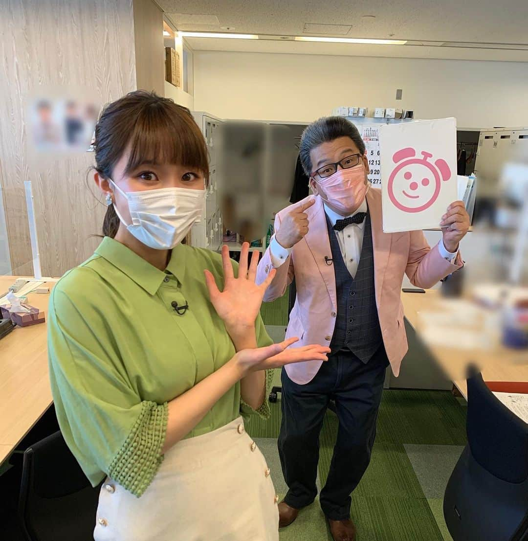 渡邊渚さんのインスタグラム写真 - (渡邊渚Instagram)「昨日の軽部さん。 ジャケットに合わせて、マスクもメガネも、めざましテレビのバインダーも、全部ピンク💕 最近、不織布マスクコレクターになったという軽部さんは、迷彩柄やデニム柄など毎日違う柄の不織布マスクをされています！ 今日はどんな柄かな〜？とお会いするのが楽しみになってます😊  #めざましテレビ#不織布マスクコレクター#軽部さん#全身ピンク」5月1日 18時20分 - watanabenagisa_