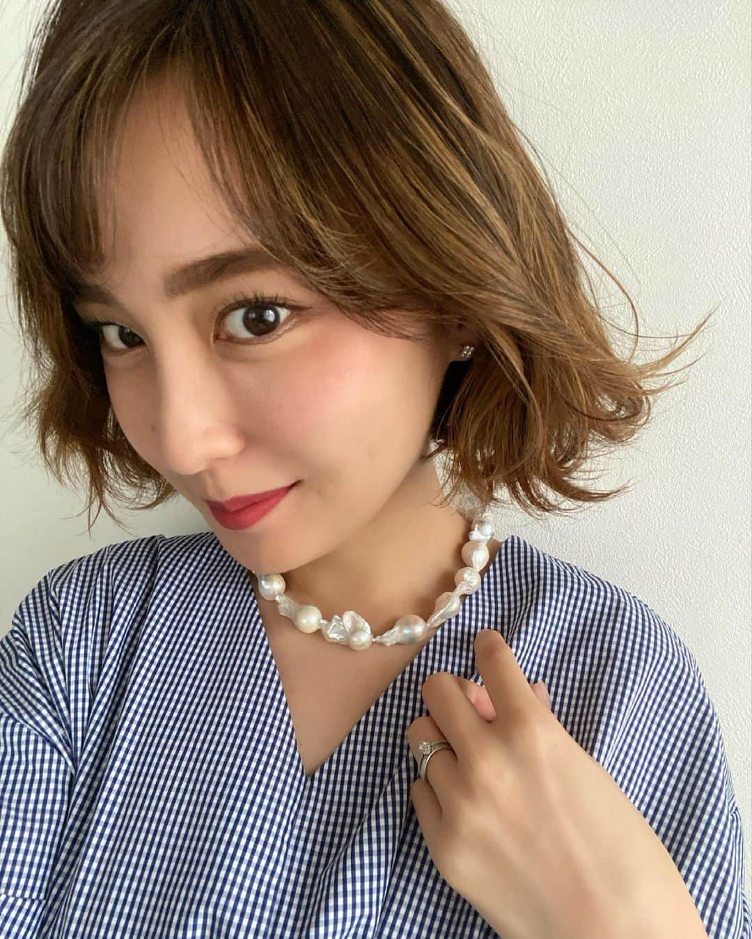 のインスタグラム：「この間久しぶりにパシャッと📸 @lecadeau_acc のバロックパールネックレスが ポイント✨ 存在感があってめちゃくちゃお気に入りで 最近よくつけてます💕」
