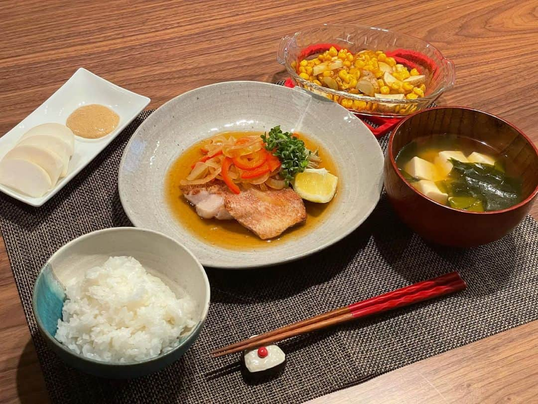 真飛聖さんのインスタグラム写真 - (真飛聖Instagram)「☺︎まとぶ飯☺︎  〜 Oisixメニュー 〜  レモン香る 赤魚の南蛮漬け。 〜南蛮漬けって 今まで 作らなかったけど、 レモンかけてサッパリしてて美味しいですね〜  かぶの 和風ディップサラダ。 〜色々な 野菜にも合うディップです〜  じゃがいものバター醤油焼き🥔。  白ごはん🍚。  お豆腐とわかめのお味噌汁。  ここのところ、スープが 続いたけど、 やっぱりお味噌汁が 好きだなぁ〜✨  今日で 3日目の Oisixの献立🍽 いつも、何作ろうかな〜って 考えていた時間が 省けて めちゃくちゃ楽だなぁ。  か、雷、すごくて ちょっと怖い‥‥⚡️  #Oisix #まとぶ飯」5月1日 20時29分 - sei_matobu