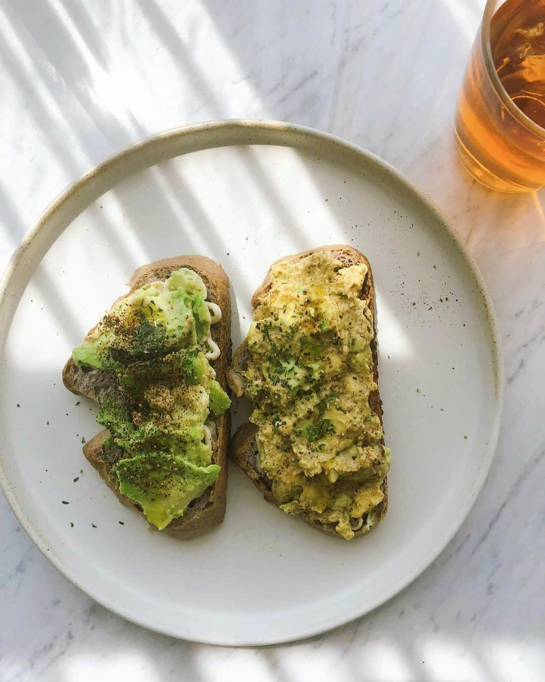 加治ひとみさんのインスタグラム写真 - (加治ひとみInstagram)「🥑🥪🍋🌿🥑🥑💚  スパイスたっぷりのアボカドディップでトーストを焼いたょ😋すごく美味しかったぁ‼︎  レシピ📖  アボカド...１個 レモン...小さじ1 チリペッパー...適量 クミン... 適量 オレガノ...適量 ローズマリー...適量 にんにくパウダー...適量 オリーブオイル...大さじ1 お塩を少々  これを潰したアボカドと混ぜるだけ🥑 私はピンクペッパーを入れてパセリを最後にトッピングするのが好き💕  スパイスは料理の味をアップさせるだけじゃなくて美容と健康にも良いよ！ クミンは整腸作用もあるから腸活にもばっちりだね👌  私のオススメのスパイスも載せておくね♡  #腸活 #かぢrecipe」5月1日 20時38分 - kaji_26