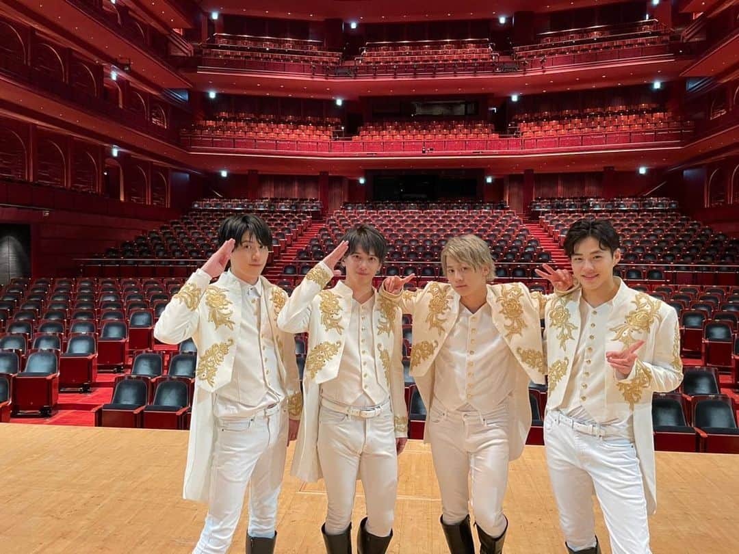 大池瑞樹のインスタグラム：「みなさん約4年間本当にありがとうございました。 そして、今日の最終乱舞に来てくれたみなさん、ありがとうございました。  途中解散ライブってことを忘れちゃうくらい楽しんでました😂 ライブ中、最後の曲の方になるにつれて、終わるな〜って思いがめっちゃこみあげてきた。  本当は1人で話すところもっと話したかったけど、涙で全部飛んじゃった。ステージで目こすりすぎてコンタクト取れてた。笑  今までで1番楽しい最高のライブでした！ そんな時間を作ってくれた、関係者のみなさん、隊員のみんな、本当にありがとうございました！  九星隊として過ごしたこの4年間は一生の宝物です。 何より僕たちについてきてくれた隊員のみんな、 本当にありがとう。 みんなの応援があったから頑張れたんだ。  隊員のみんなと出会えたこと、俺は運命って思ってるから！！それと、また絶対いつかどこかで会おうね😊 それは何ヶ月後なのか何年後なのかわからないけど、みんなとまた同じ時間を共有できるように、これから1人で頑張っていきます！ みんなだいすきだーー！！！！  メンバーへ 解散したけど、プライベートで仲良くしてね🥺笑」