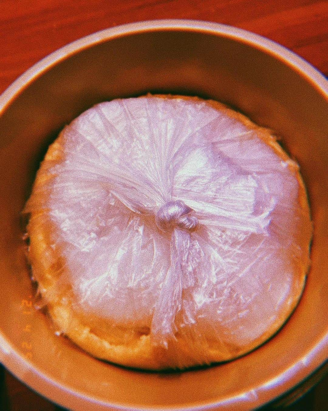 平祐奈さんのインスタグラム写真 - (平祐奈Instagram)「お味噌作りはじめました。  1㎏大豆•1.6㎏米麹•590g塩•煮汁 時間と労力がかかりますなぁ 自分で作ってみてわかることが沢山ありますね👩‍🌾 手間暇かけて愛情たっぷりなお味噌 10ヶ月後が楽しみだなぁ 初お味噌作り✴︎どうなるかなっ 冬完成予定🌱  毎年作りたいな〜！ お味噌作りの先輩いらっしゃったら 初心者なので色々教えて欲しいです🌱 #祐奈の生活日記 始まります。笑 #祐奈の味噌日記 #丁寧な暮らし を目指して #何でも作りたい欲が最近すごい #手作り味噌」5月1日 20時48分 - yunataira_official