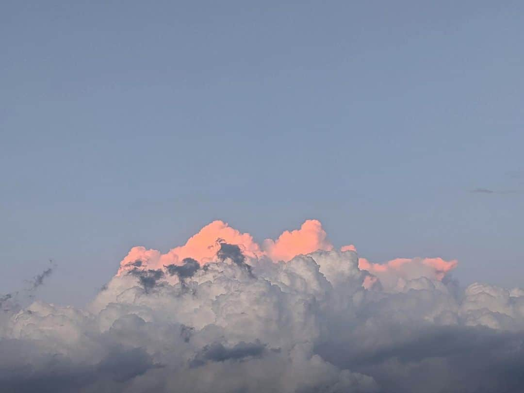 美咲あいりさんのインスタグラム写真 - (美咲あいりInstagram)「☁️🍬💕﻿ ﻿ ﻿ #pinksky #sky #pink ﻿ ﻿ ﻿」5月1日 21時09分 - misakiairi