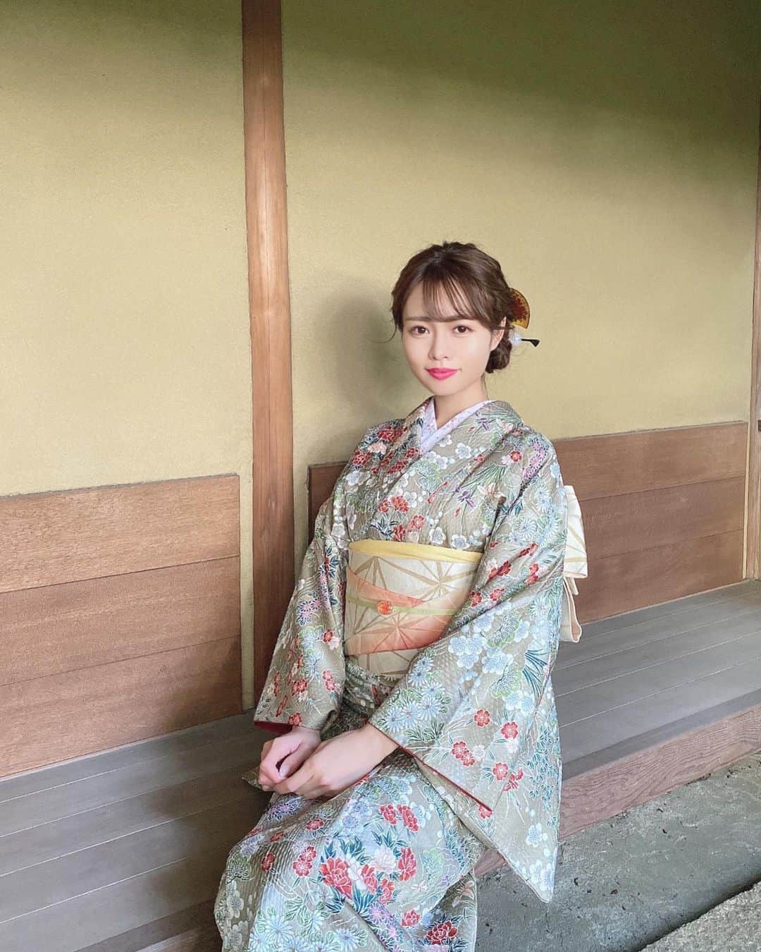 のインスタグラム：「お着物撮影💓 　 こんばんは🥰今日はお着物で撮影でした📸 大人っぽく古典なお着物の雰囲気に合わせた とってもナチュラルメイクな本日💄  お気に入りです💓 　   気付けば五月。 今月も宜しくお願い致します🥰 　  　 お着物　@asakusa_sawadaya 👘 　  　 　 #着物#着物ヘア#着物コーディネート#着物ヘアアレンジ#着物女子#着物レンタル#和装#和装ヘア#訪問着」