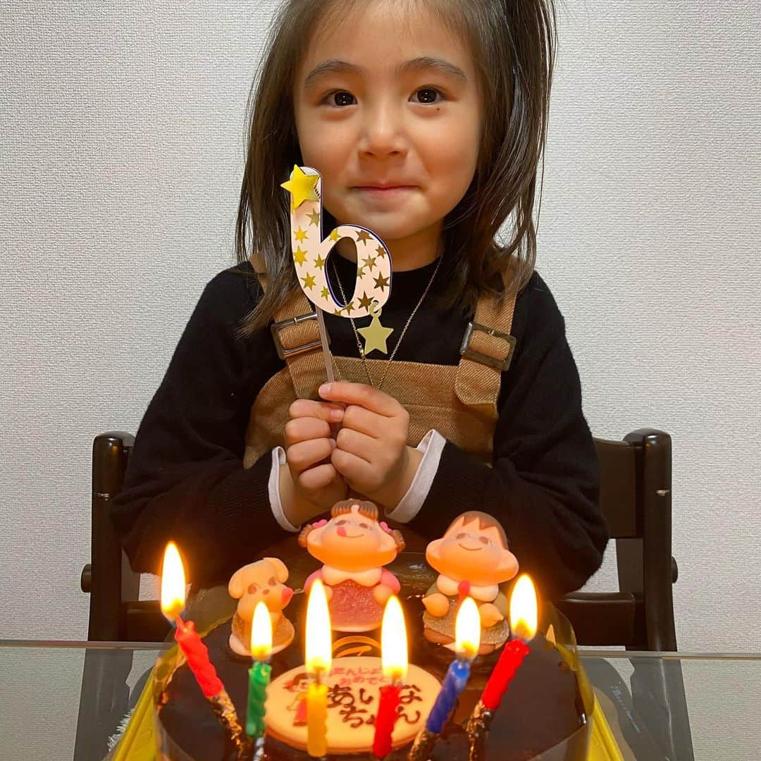 石津大介のインスタグラム：「今日は6歳のお誕生日❤️ こんなに大きくなりました😊  幼稚園では1番お姉さんの学年で毎日楽しく過ごしてるみたいです꙳★*ﾟ 来年はランドセルを、背負って1年生か…子供の成長は早いですね😭❤️  そして今日は試合もありました！ 嬉しい事に勝利することができ、最高のプレゼントになりました😊  #6歳#お誕生日#Barbie#バービー人形#人魚#アビスパ福岡#石津大介#愛娘#親バカ#親バカ部#成長記録」