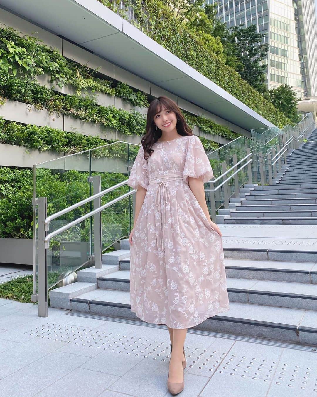 のインスタグラム：「刺繍が可愛いワンピース 袖がバルーンみたいにふわっとなってて可愛いの😚  上着なしで過ごせる気温になってきて嬉しいな〜🧊  one-piece : @mercuryduo_com   #春ワンピース #刺繍ワンピース #春コーデ #綺麗めコーデ」