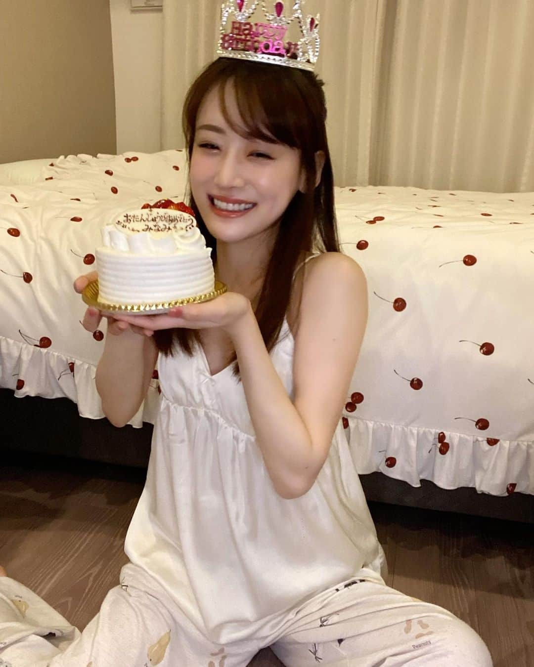 福岡みなみさんのインスタグラム写真 - (福岡みなみInstagram)「・ 26歳になりました✨ 25歳までの私にたくさんの思い出と経験をくださった皆さんには本当に感謝です✨ 26歳も全力で自分らしく頑張ります！ 自粛中でお誕生日会が今年もできないので大学時代からの親友がケーキを持ってきてくれました😭❤️  #その後 #ケーキが半分ない！ #犯人は #さらん」5月1日 21時10分 - fukuokaminami373