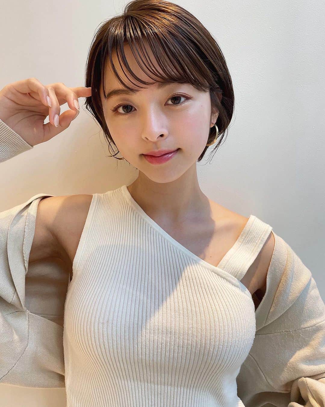 かおりのインスタグラム：「・ ・  今日から5月🌿  この時期の陽気が1番好きだな🌞  #ベージュカラー #ノースリーブ」