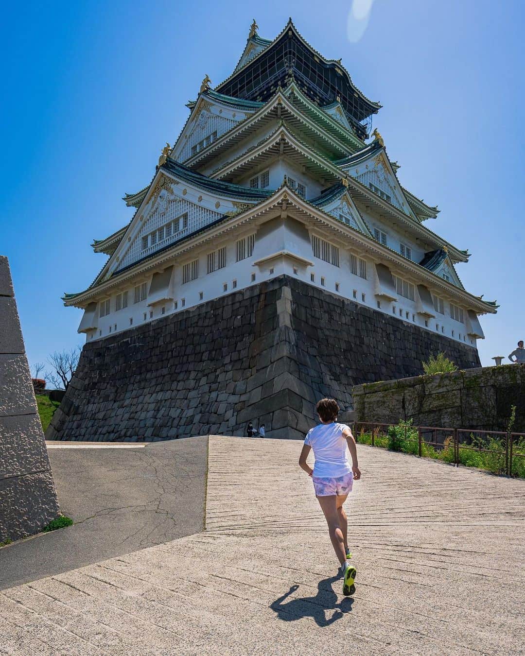 きゃっするひとみーさんのインスタグラム写真 - (きゃっするひとみーInstagram)「【きゃっするひとみー的大阪城が1番かっこいいスポット☺️✨】  極楽橋を渡り、刻印石広場をすぎてそのまま上がっていくと見えるここ。  大阪城の二つの顔がどちらも見えて、大阪城の特徴の直線的な石垣も見える。  毎年誕生日は日の出見にいく前にここで夜明け前の大阪城の写真を撮るのが恒例😊💕  365日毎日いろんな顔が見れるこの場所、ぜひみなさんも見に行ってみてください😊💕💕  このカッコ良すぎる写真も 📷　@eikihosomi  えいきさん😊💕💕  ほんまにまだまだ撮ってもらった写真あるねんけど、載せるときは大阪城への想いとか、仕事の話とかかいていきたい😊💕  えいきさん、いつもありがとうございます🥺✨  👚H&M 👖gap 👟 @brooksrunningjp  ハイペリオンテンポ ⌚️ @garminjp 235j  #大阪城 #ランニング女子  #ランニングウェア  #ランニングシューズ  #osakacastle  #大阪観光 #写真好きな人と繋がりたい  #写真で伝えたい私の世界」5月1日 21時34分 - takaxjumppp