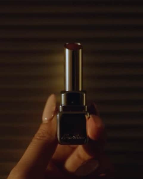 MARISのインスタグラム：「New lip for new season @guerlain 💄 塗るとしっかり色つくのにチュルンってするリップ💋258のpinkが可愛いくてお気に入り♡  #guerlain  #ゲラン #キスキスシャインブルーム」