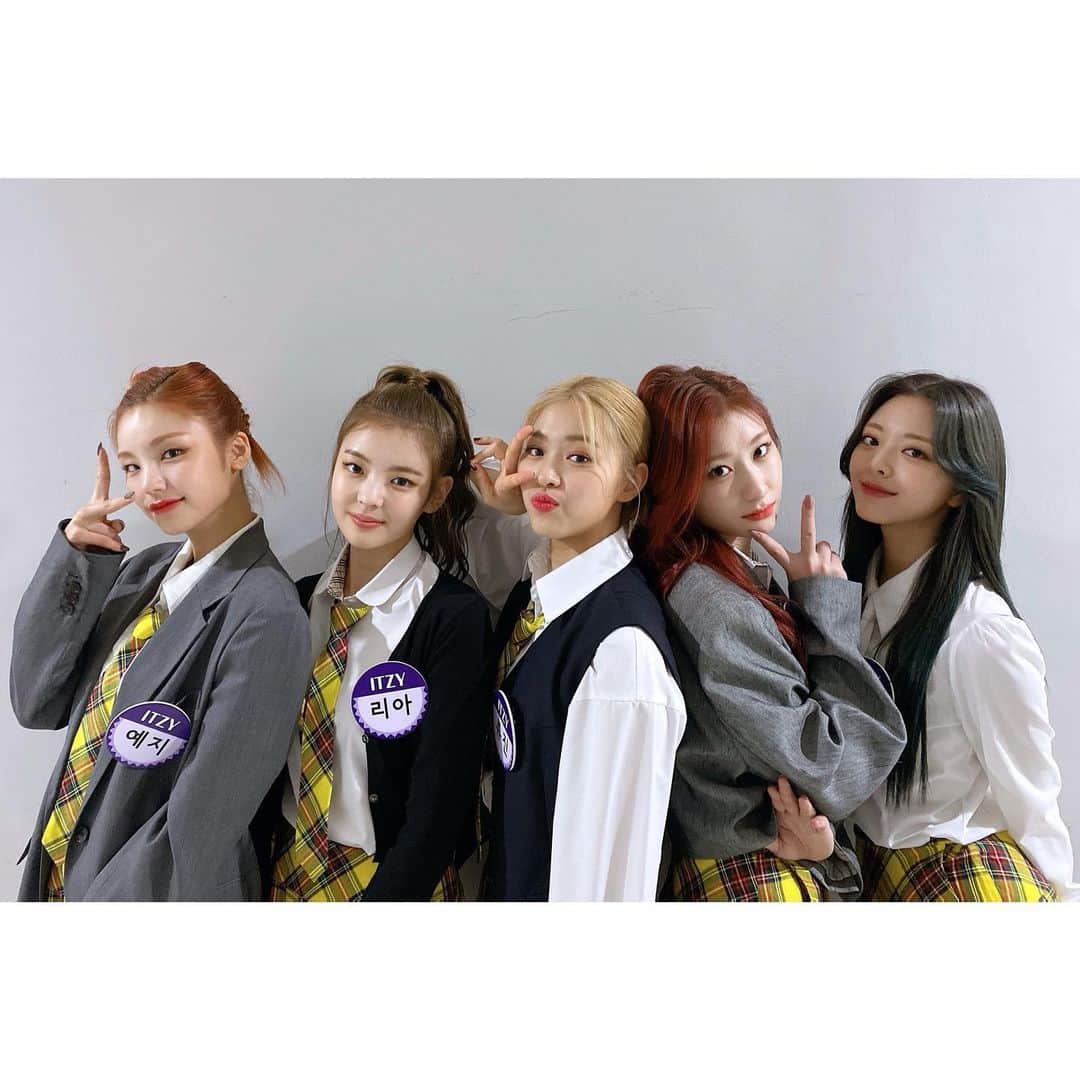 ITZYさんのインスタグラム写真 - (ITZYInstagram)「[ #아는형님 ] 마침내 다시 만난 아는형님💛 ITZY 못해 다시 왔지🥰  Finally reuniting with Knowing Bros again💛 ITZY came back! We had so much fun🥰  #ITZY  #있지 #MIDZY #믿지 #GUESSWHO  #ITZY_GUESSWHO  #마피아_Inthemorning」5月1日 22時46分 - itzy.all.in.us