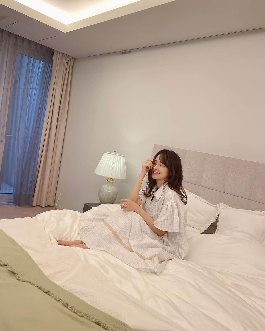 西川瑞希（みずきてぃ）さんのインスタグラム写真 - (西川瑞希（みずきてぃ）Instagram)「my bed room...🌃  自分にとっての癒される空間作りを大切に✨心地よい香りと光、柔らかな色味にこだわってます//  #mizukiroom #myroom #bedroom #ベッドルーム #寝室 #おうち」5月1日 22時58分 - mizuki_nishikawa_