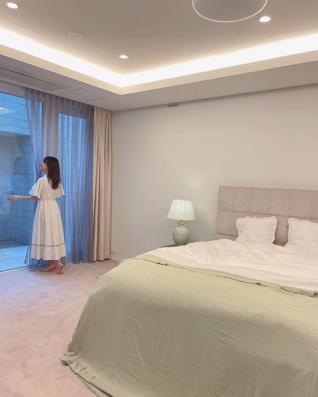 西川瑞希（みずきてぃ）さんのインスタグラム写真 - (西川瑞希（みずきてぃ）Instagram)「my bed room...🌃  自分にとっての癒される空間作りを大切に✨心地よい香りと光、柔らかな色味にこだわってます//  #mizukiroom #myroom #bedroom #ベッドルーム #寝室 #おうち」5月1日 22時58分 - mizuki_nishikawa_