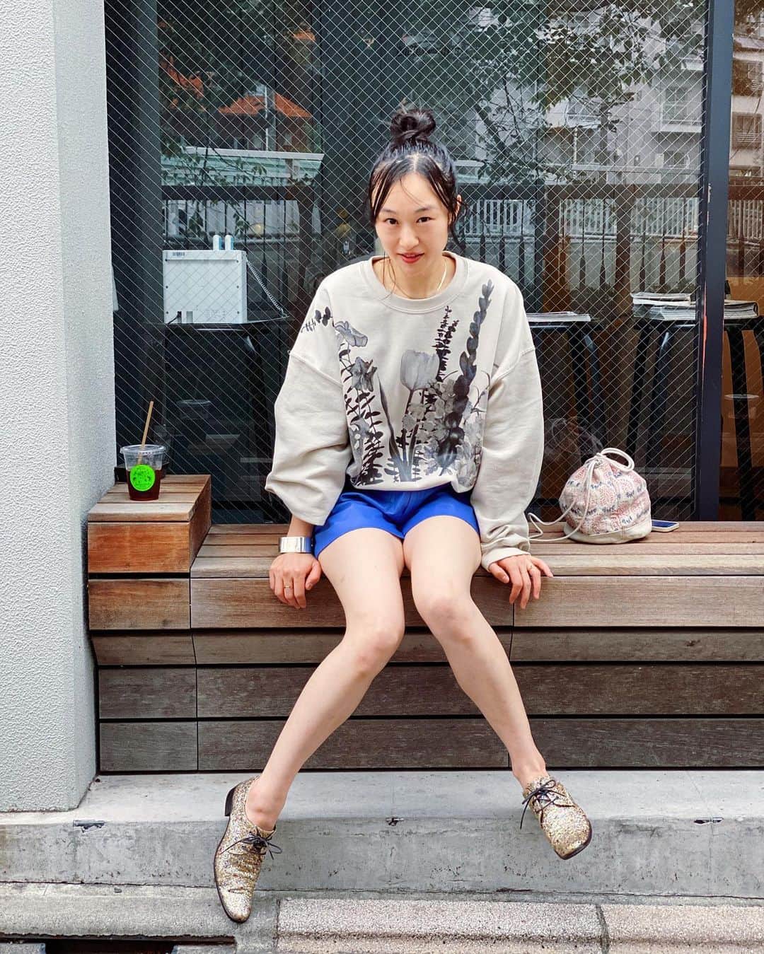 マエガミマミのインスタグラム：「雨宿りの気持ち良い脚☔︎」