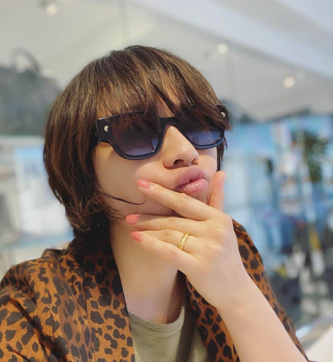 風間ゆみえのインスタグラム：「ヘアスタイルが変わるたびに似合うサングラスも変わる。 良きサングラス見つけた😎✨  @nanushka   サングラスに🕶マスクしていたらこの夏は日焼け知らずになれるわね。 一昨年なら職務質問されそうなスタイル。  2021年、春。」