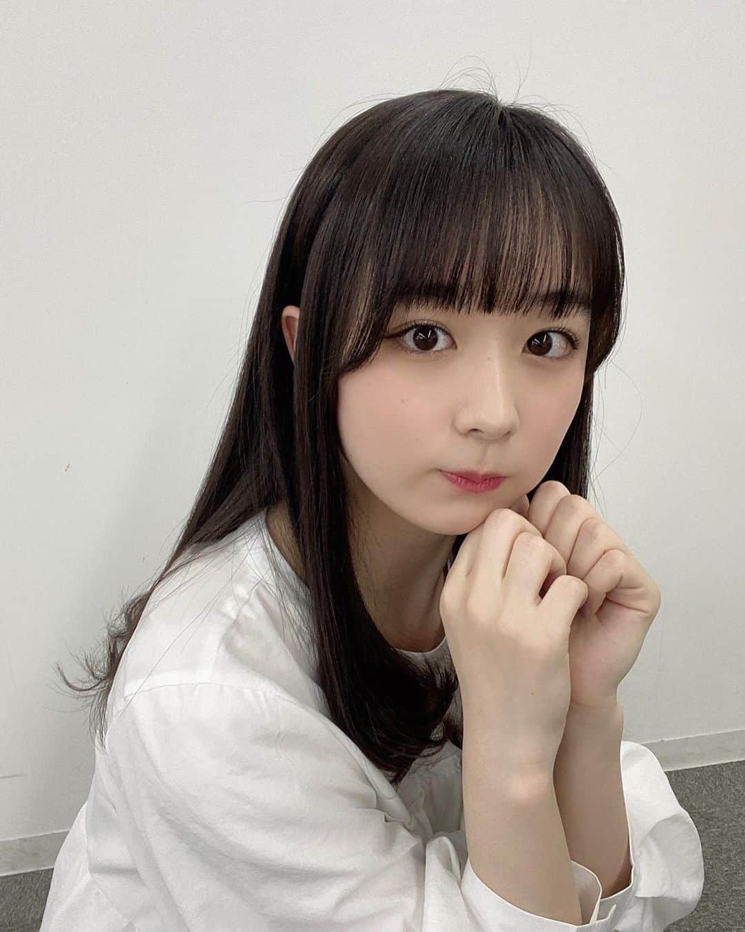 高田もものインスタグラム：「. TikTok 毎日 投稿 するってよ！ . おすすめの曲とかあったらおしえてください🎶 . 現場の高田からは以上です . かしこ . #高田もも #かしこってなに #かしこ #かみやど #ひらがなかみやど #instagood #instagram #TikTok #ティックトック #ロングヘア #ストレートヘア #前髪 #whiteoutfit #White #あいどる #アイドル #idol #japaneseidol #春コーデ #春 #春服 #ワンピース #シャツワンピース」