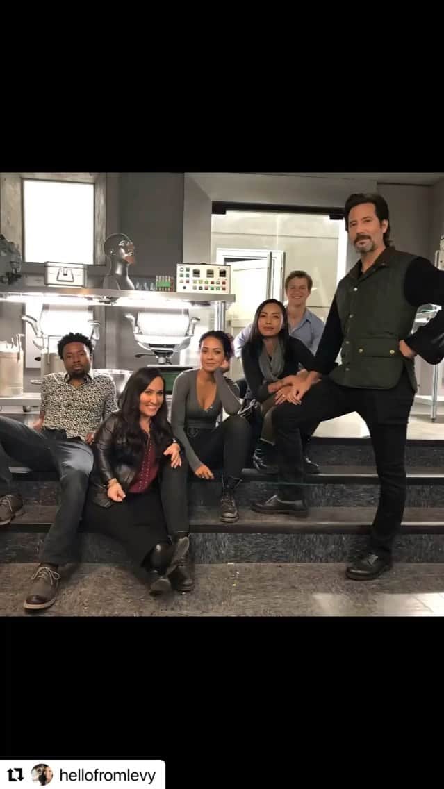 ルーカス・ティルのインスタグラム：「#Repost @hellofromlevy with @make_repost ・・・ Literally spent 30 minutes trying to tag everyone and somehow my phone turned off. WTF?! So eff it. You’re in this video. You’re loved. You worked on this show and not in this video- you’re loved. I’m not tagging your ass  Just know- it was one of the best moments of my life. Being able to work along side you all   @lucastill @tristinmays @henryiancusick @themereaton @justinhires would like to thank the crew for all your hard work. We will miss this #macgyverfamily.   I took a bunch of photos. I saved a bunch of photos. And here they are.   #macgyverfamily throughout the years...  Goodbye all... for now It has been our pleasure, privilege, and honor to bring you entertainment through the eyes of a scientist, hacker, enforcer, protector, creator, and billionaire 😂」