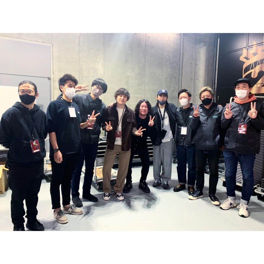 椎木知仁のインスタグラム：「昨日はもういつ振りかわからないくらい久しぶりに嗚咽するくらい泣いてしまって「椎木ってばこんなにMy Hair is Badに本気だったのか…」と他人事みたいに昨夜を思い返す朝を迎えました。というのは嘘で本当は「昨日泣きすぎだ…なんなんだ…めちゃめちゃ恥ずかしいんだけどどうしよう…」という朝でした。そして今日は練習終わりに新しいギターを買いました。想像以上じゃない？という一本となんだかでたらめなんだけどどうしても縁を感じてしまった一本を両方とも買いました。もう一本これは絶対必要になる…出会っちゃってる…って思ったんだけどそれはまたいつか話します…ギターもそれぞれ全部違うし弾く人によって勿論違う音が出るし今回も本当に不思議な縁。知識が沢山ない分、買いに行こっていう思い立ち方も出会い方も選び方もまばらだけど、自分の元に来たからには幸せになってもらいたいな…と思います。自分のギターがたくさん並んでると学校みたいだなーって思うのはなんでだろう…俺が先生。生徒に教えられてばかりでも俺が先生。年上の生徒も何人かいるけど俺が先生。できるだけしくじらないでほしい先生。何百回弾いてるフレーズ本番で急に自分も知らないフレーズ弾かないでほしい先生。明日は久々にフェスに出演します。ありがたいです。こういう不安定なモードの時にステージに立てるのも楽しみです。安定して不安定と言われればそれまでなんですが、きっと面白いライブになると思うので是非観に来てください。  p.s. ファイナルのときに各地からお世話になってるイベンターさんたちが集まってくれました。みんなメンバーに気を使ってくれて、あんまり集合もできなかったんだけど、わがまま言って写真を撮ってもらいました。また全国各地遠慮なく行かせてもらいたいな。振り替え公演も忘れていないです。一先ず明日、今月三回目(と思ったんだけど月変わってました。)さいたまスーパーアリーナよろしくお願いします😳」