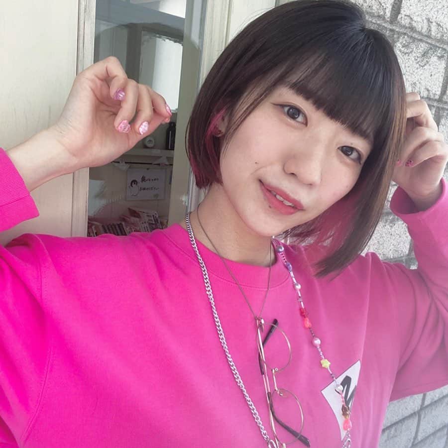 ぱいぱいでか美のインスタグラム：「伸びるの早い✂︎ . この前Spicaさんでヘアメンテしてもらいました〜 髪の毛伸びるのがめちゃくちゃ早いので 今回はちょっと多めに切ってもらいました✂️ インナーもしっかり入れてもらったよーん💞 担当はいつも通り中田さん @spica_nakada_ です！ . 5/3の生誕ライブは延期になりましたが 当日はYouTubeライブで無料配信があります！ 詳細はハイライトからー！ . #spica #インナーカラー」