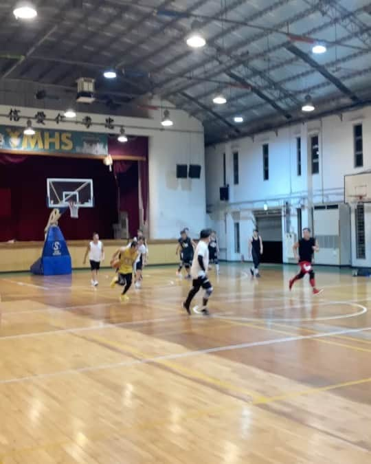 賀軍翔のインスタグラム：「五一快樂，運動快樂🤟🤟🤟🏀🏀🏀」