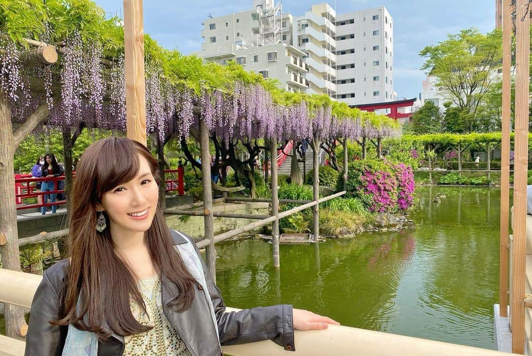 谷中麻里衣さんのインスタグラム写真 - (谷中麻里衣Instagram)「Wisteria flowers a while back 🌸  しばらく前、藤の花を見に亀戸天神へ🥰 菅原道真が祀られているところへのお詣りは受験生のとき以来かも✒️笑 ずっと食べてました😋  #亀戸天神#亀戸天神藤まつり#藤」5月2日 0時09分 - marieyanaka