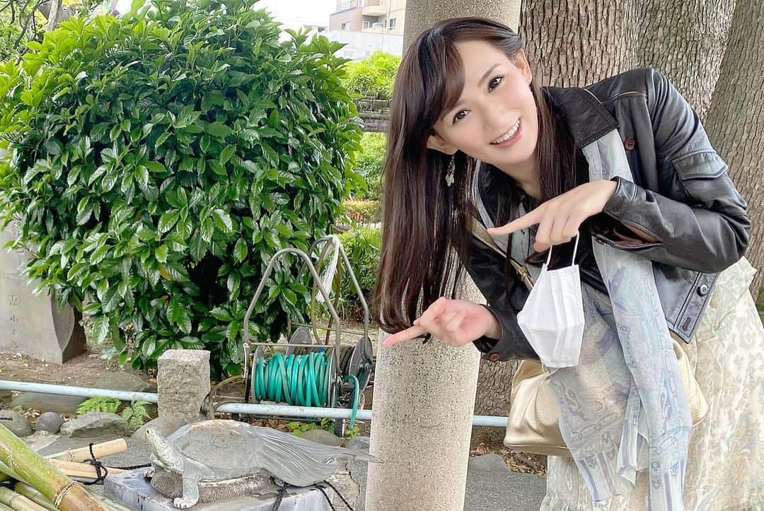 谷中麻里衣さんのインスタグラム写真 - (谷中麻里衣Instagram)「Wisteria flowers a while back 🌸  しばらく前、藤の花を見に亀戸天神へ🥰 菅原道真が祀られているところへのお詣りは受験生のとき以来かも✒️笑 ずっと食べてました😋  #亀戸天神#亀戸天神藤まつり#藤」5月2日 0時09分 - marieyanaka
