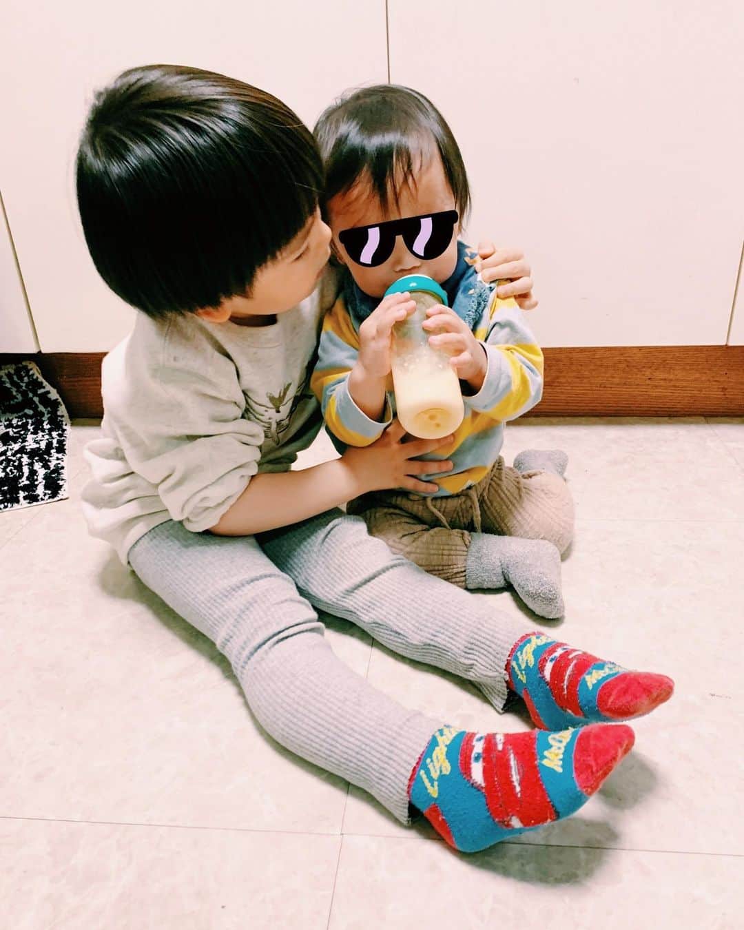 安田美沙子さんのインスタグラム写真 - (安田美沙子Instagram)「もう5月。お兄ちゃんは、あと2回寝たら4歳✨ 信じられないなぁ。。。なんだか感慨深い。大切なあと2日の3歳なんだね☺️✨  あっという間だし、思い出せないけど、色々あったなぁ🤍 こっそり2人で遊んでるのが、愛おしい。  優しいお兄ちゃんで良かったね🤍たまに喧嘩するけど、よくお兄ちゃんしてくれてます👦👶  男兄弟って未知だけど今のところ仲良しさんです🤍🤍🤍  #brothers #boys #milk #滑り台 #47monthsold #14monthsold  #2歳差　#兄弟　#mama #family #love @leica_camera」5月2日 0時58分 - yasuda_misako