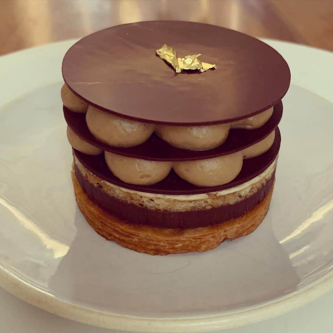 辻仁成さんのインスタグラム写真 - (辻仁成Instagram)「今日のケーキは、ピエール・エルメ風Opera  たぶん、オペラ座をイメージしたんかな？　笑。綺麗やね。  うーむ、うまい。複雑なあじ、、、  やっぱ、天才だ！」5月2日 1時10分 - tsujihitonari