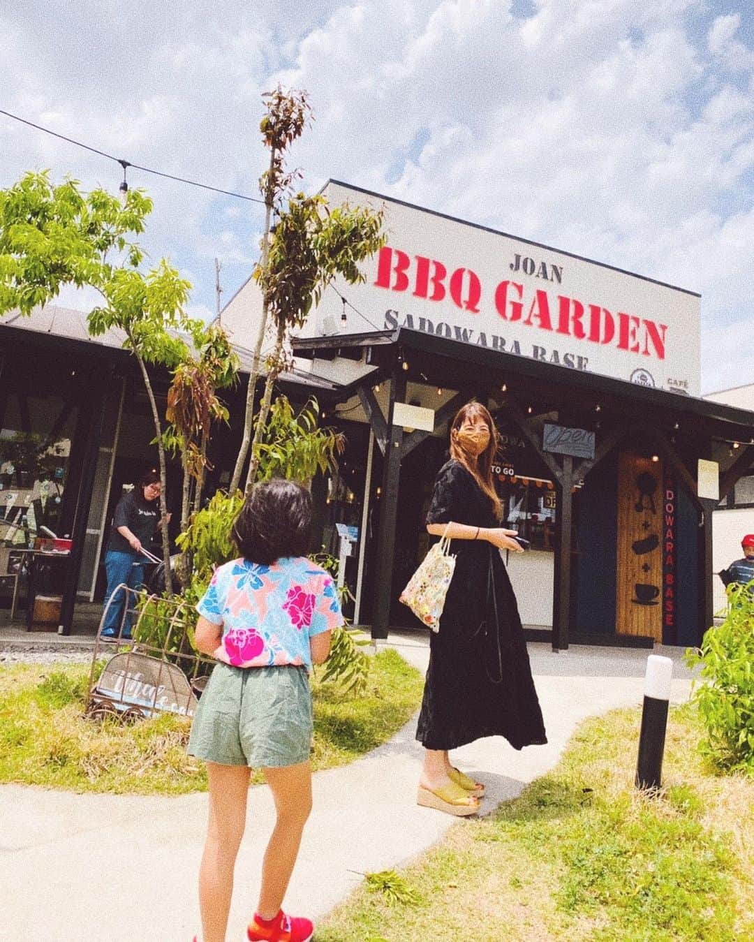 スザンヌさんのインスタグラム写真 - (スザンヌInstagram)「今日はお買い物帰りにランチ🍖🍛🍔  @sadowara_base ←ついこないだ#サタココ　ロケでお邪魔した場所🙌すぐ行くでお馴染み☺️🌈のテラスのお席はテント⛺️もあって子どもたち大喜び☺️ サクッとランチが幸せに早変わり☺️  お肉もポテトも←すんごいブレてるけど。笑笑　美味しかった🤤 息子はこちらでもカレー🍛を🤤  買い物だけの予定だったけど、 着てきてよかった♡ @coel.official のジャガードワンピースに @nana_uchida のネックレス @serenececool のピスタチオサンダル @zara 刺繍バック　 すきばっかり。  気持ちがいいランチが出来たから 帰ってキッチン周りのお片付け、 はかどりました☺️」5月2日 1時11分 - suzanneeee1028