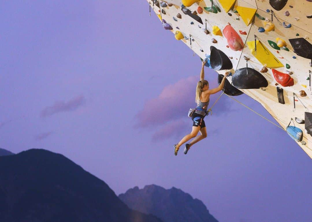 ジェシカ・ピルツのインスタグラム：「Lead training has finally started 🙌 Feels good to be back on the outdoor wall @kletterzentruminnsbruck 😎☀️ Pic: @alpsolut.pictures」