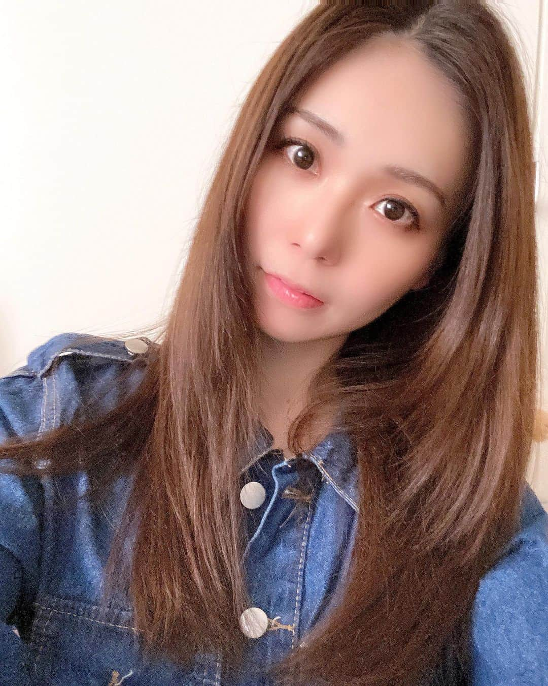 築山可奈のインスタグラム：「俺史上1番ロン毛🤣 扱いきれなくなって毛先ちょっきん💇💈 せっかく伸ばしたからもったいなくて 徐々に切る作戦👍 ロングの記録ここに残す❣️  てか、GW暇すぎ…( ¯ ³ ¯ )  #ロングヘア #ワンレンロング #韓国レイヤースタイル #韓国ヘア #韓国ファッション #dholic #髪型迷子 #前髪作るか悩む」