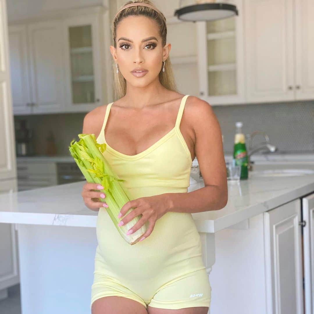 Sarah Mundoのインスタグラム：「Umm wait, baby this size is what’s coming out? 🥴 Week 33 size of celery stock.  Did you know: Celery is 95% water and packed with fiber!!! This helps hydration and balance to the GI tract. Then, as a domino effect, helps clear skin. #week33 #celery #healthylifestyle #vegetables」