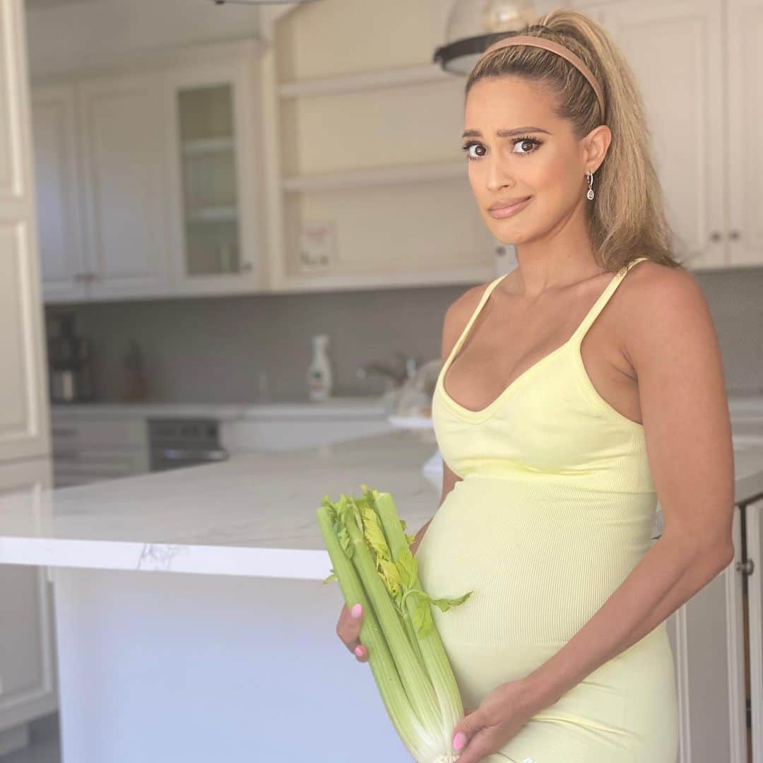 Sarah Mundoさんのインスタグラム写真 - (Sarah MundoInstagram)「Umm wait, baby this size is what’s coming out? 🥴 Week 33 size of celery stock.  Did you know: Celery is 95% water and packed with fiber!!! This helps hydration and balance to the GI tract. Then, as a domino effect, helps clear skin. #week33 #celery #healthylifestyle #vegetables」5月2日 3時03分 - sarah_mundo