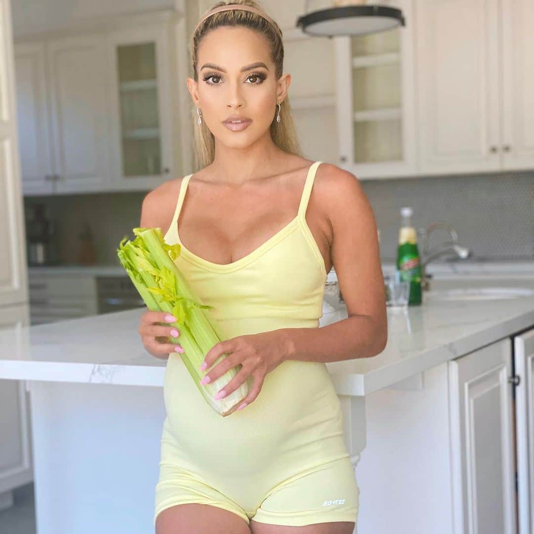 Sarah Mundoさんのインスタグラム写真 - (Sarah MundoInstagram)「Umm wait, baby this size is what’s coming out? 🥴 Week 33 size of celery stock.  Did you know: Celery is 95% water and packed with fiber!!! This helps hydration and balance to the GI tract. Then, as a domino effect, helps clear skin. #week33 #celery #healthylifestyle #vegetables」5月2日 3時03分 - sarah_mundo