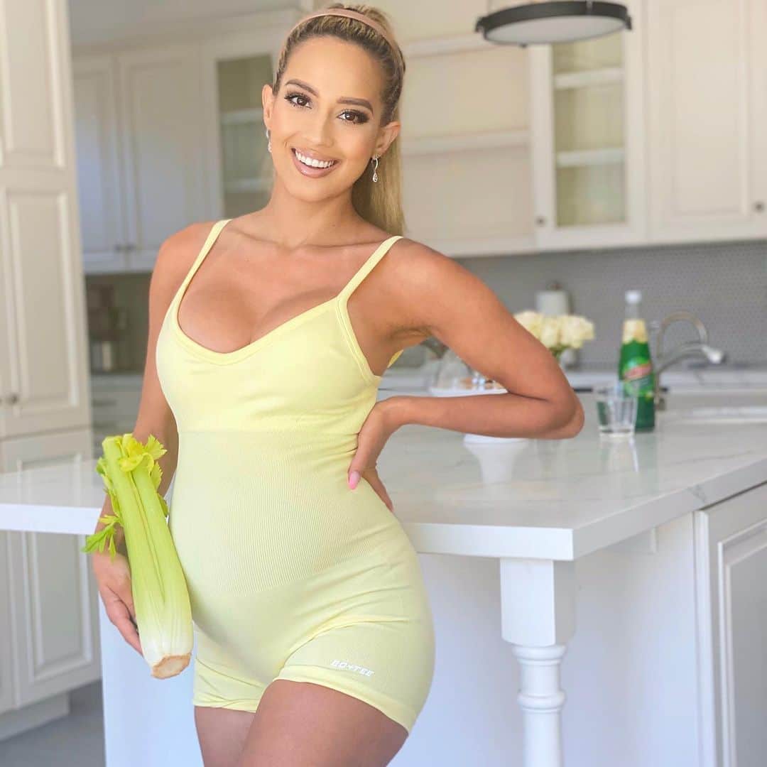 Sarah Mundoさんのインスタグラム写真 - (Sarah MundoInstagram)「Umm wait, baby this size is what’s coming out? 🥴 Week 33 size of celery stock.  Did you know: Celery is 95% water and packed with fiber!!! This helps hydration and balance to the GI tract. Then, as a domino effect, helps clear skin. #week33 #celery #healthylifestyle #vegetables」5月2日 3時03分 - sarah_mundo