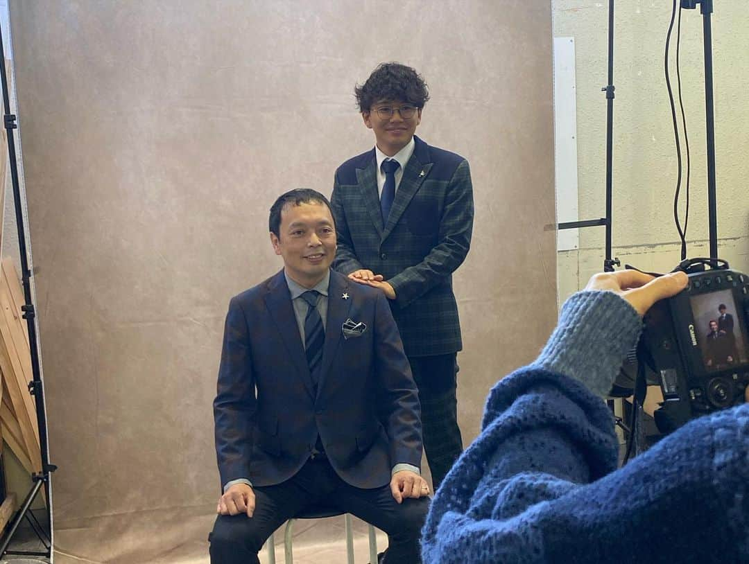 中川家さんのインスタグラム写真 - (中川家Instagram)「遅くなりましたが、ミキさんのオフィシャルブックで中川家×ミキで家族写真撮影しました👨‍👨‍👦‍👦 オフショットをどうぞ🙏  Twitterよりたくさん写真投稿します！！  「MIKI OFFICIAL BOOK　ミキ、兄弟、東京」発売中✌️ amazon.co.jp/MIKI-OFFICIAL-…」5月2日 14時32分 - nakagawake.tsu.re