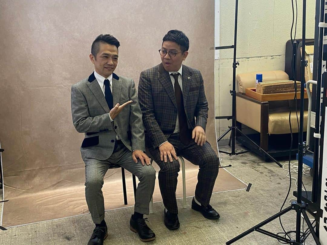 中川家さんのインスタグラム写真 - (中川家Instagram)「遅くなりましたが、ミキさんのオフィシャルブックで中川家×ミキで家族写真撮影しました👨‍👨‍👦‍👦 オフショットをどうぞ🙏  Twitterよりたくさん写真投稿します！！  「MIKI OFFICIAL BOOK　ミキ、兄弟、東京」発売中✌️ amazon.co.jp/MIKI-OFFICIAL-…」5月2日 14時32分 - nakagawake.tsu.re