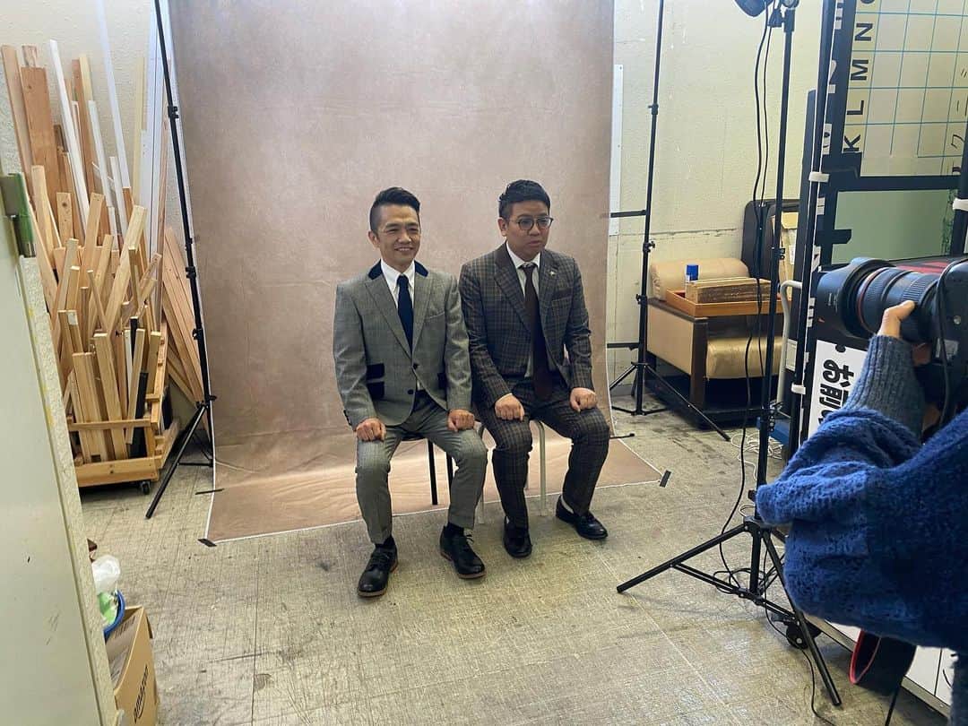 中川家さんのインスタグラム写真 - (中川家Instagram)「遅くなりましたが、ミキさんのオフィシャルブックで中川家×ミキで家族写真撮影しました👨‍👨‍👦‍👦 オフショットをどうぞ🙏  Twitterよりたくさん写真投稿します！！  「MIKI OFFICIAL BOOK　ミキ、兄弟、東京」発売中✌️ amazon.co.jp/MIKI-OFFICIAL-…」5月2日 14時32分 - nakagawake.tsu.re