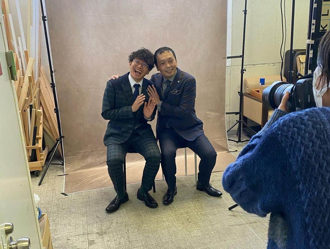 中川家さんのインスタグラム写真 - (中川家Instagram)「遅くなりましたが、ミキさんのオフィシャルブックで中川家×ミキで家族写真撮影しました👨‍👨‍👦‍👦 オフショットをどうぞ🙏  Twitterよりたくさん写真投稿します！！  「MIKI OFFICIAL BOOK　ミキ、兄弟、東京」発売中✌️ amazon.co.jp/MIKI-OFFICIAL-…」5月2日 14時32分 - nakagawake.tsu.re