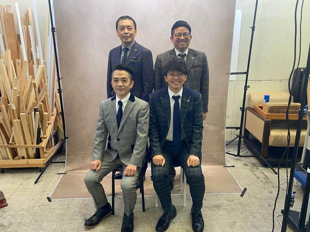 中川家のインスタグラム：「遅くなりましたが、ミキさんのオフィシャルブックで中川家×ミキで家族写真撮影しました👨‍👨‍👦‍👦 オフショットをどうぞ🙏  Twitterよりたくさん写真投稿します！！  「MIKI OFFICIAL BOOK　ミキ、兄弟、東京」発売中✌️ amazon.co.jp/MIKI-OFFICIAL-…」