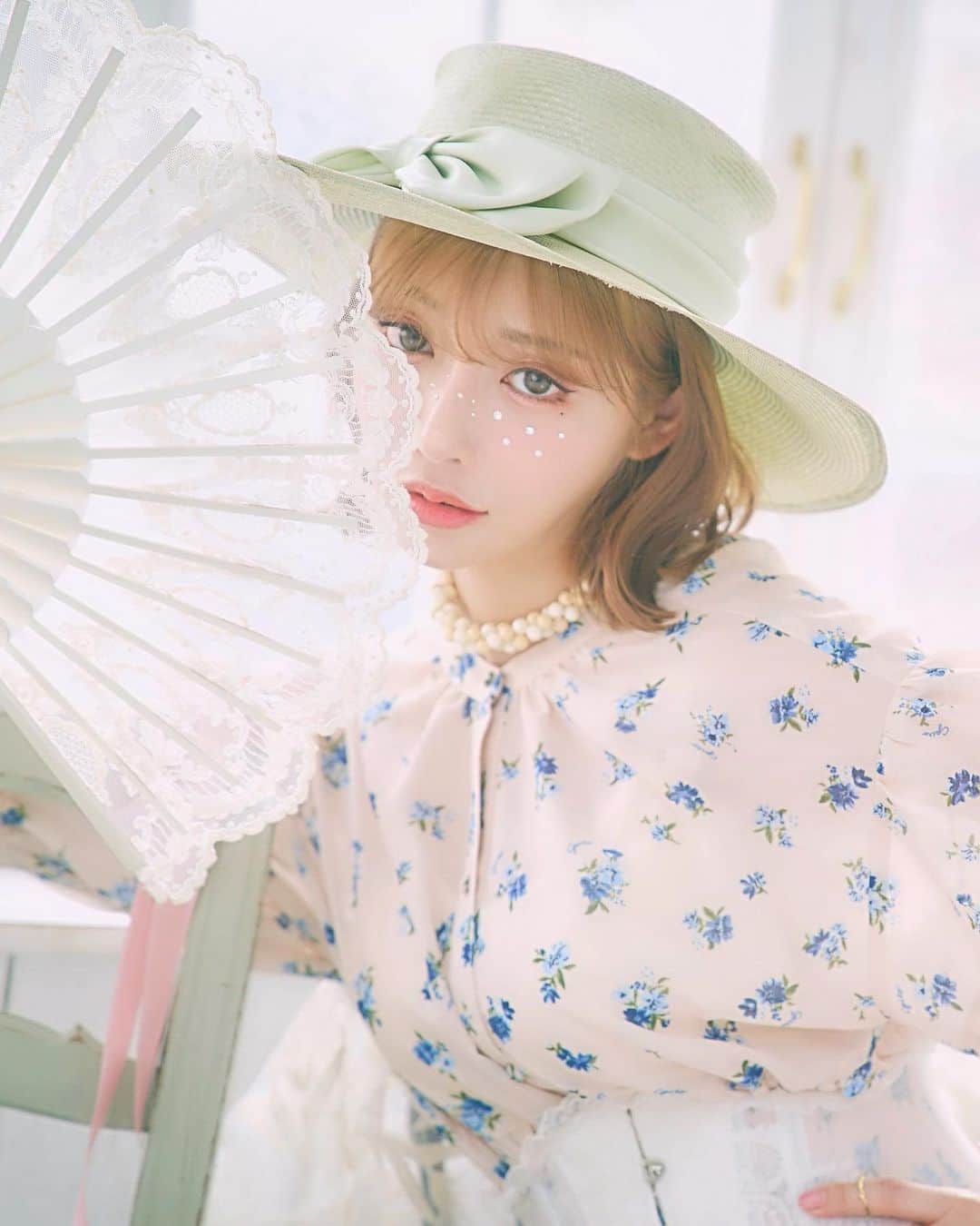 明日花キララのインスタグラム：「. @cpito_official のフラワードール3WAYワンピースの着回し👗❤︎ 1.2枚目のようにワンピースとして着るのはもちろん、ボタンを開けると羽織としても着れる着回し力抜群の3Wayアイテムだよ👒✧ 3枚目の画像はフラワードールパンツのホワイトとあわせて羽織ってみました。(パンツ見えてなかった) おうちでもオシャレでいたい時にガウン感覚でさらっと使えるの活躍中です🏡🤍」