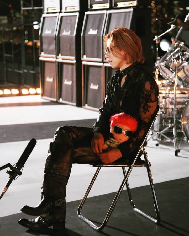 YOSHIKIのインスタグラム：「I still have a lot of conversations (in my heart), I know Hide is watching over me in heaven.. Miss you.  #RIPhide  今でもHideとよく会話をする(心の中で)..、天国から見守って欲しい  YOSHIKI   youtube.com/watch?v=e9Rtc3WDENg  #dayofremembrance #withoutyou #hide命日 #xjapan #hide #yoshiki」