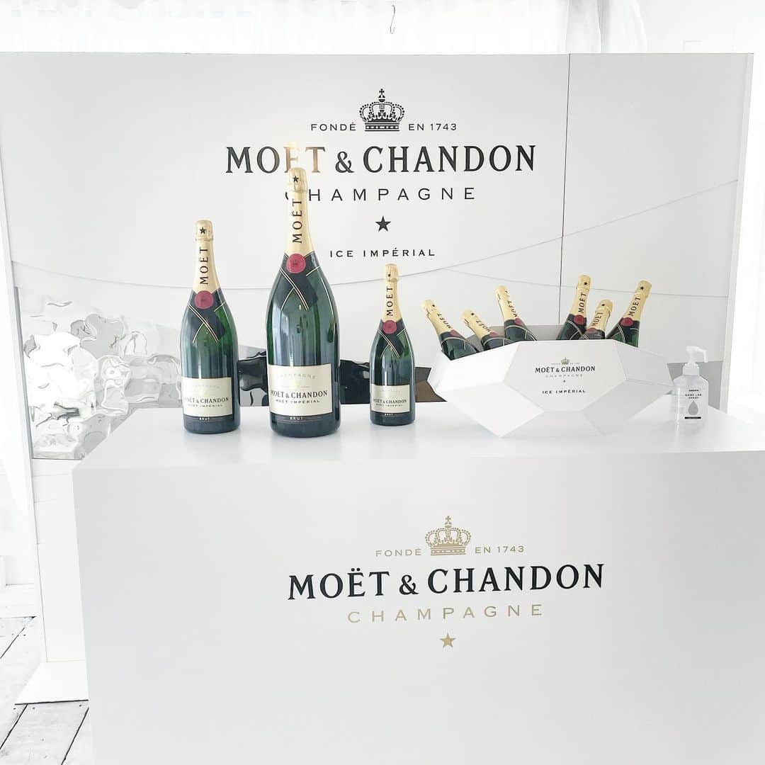 南美沙さんのインスタグラム写真 - (南美沙Instagram)「@moetchandon 様にご招待頂き #moetsunset ディナーに行ってきました✨. 夕陽とモエロゼの融合と、 モエシャンドンのペアリングに合わせて作られた　@paris.hawaii のスペシャル限定ディナー🍾. お金で買う事の出来ない贅沢✨幸せすぎました🤤💕. . . thank you @moetchandon . . . #moetchandon  #moët  #parishawaii #モエサンセット　#パリスハワイ」5月2日 14時08分 - miee.misa