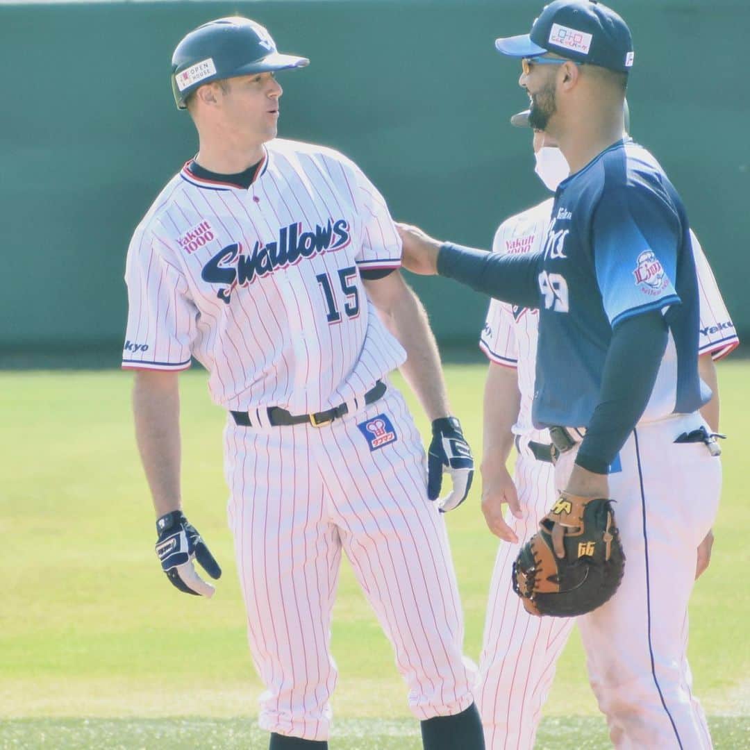 リック・バンデンハークのインスタグラム：「The photos says it all.   1st at bat of the year.   Baseball is good!  #npb #Swallows #バンデンハーク」