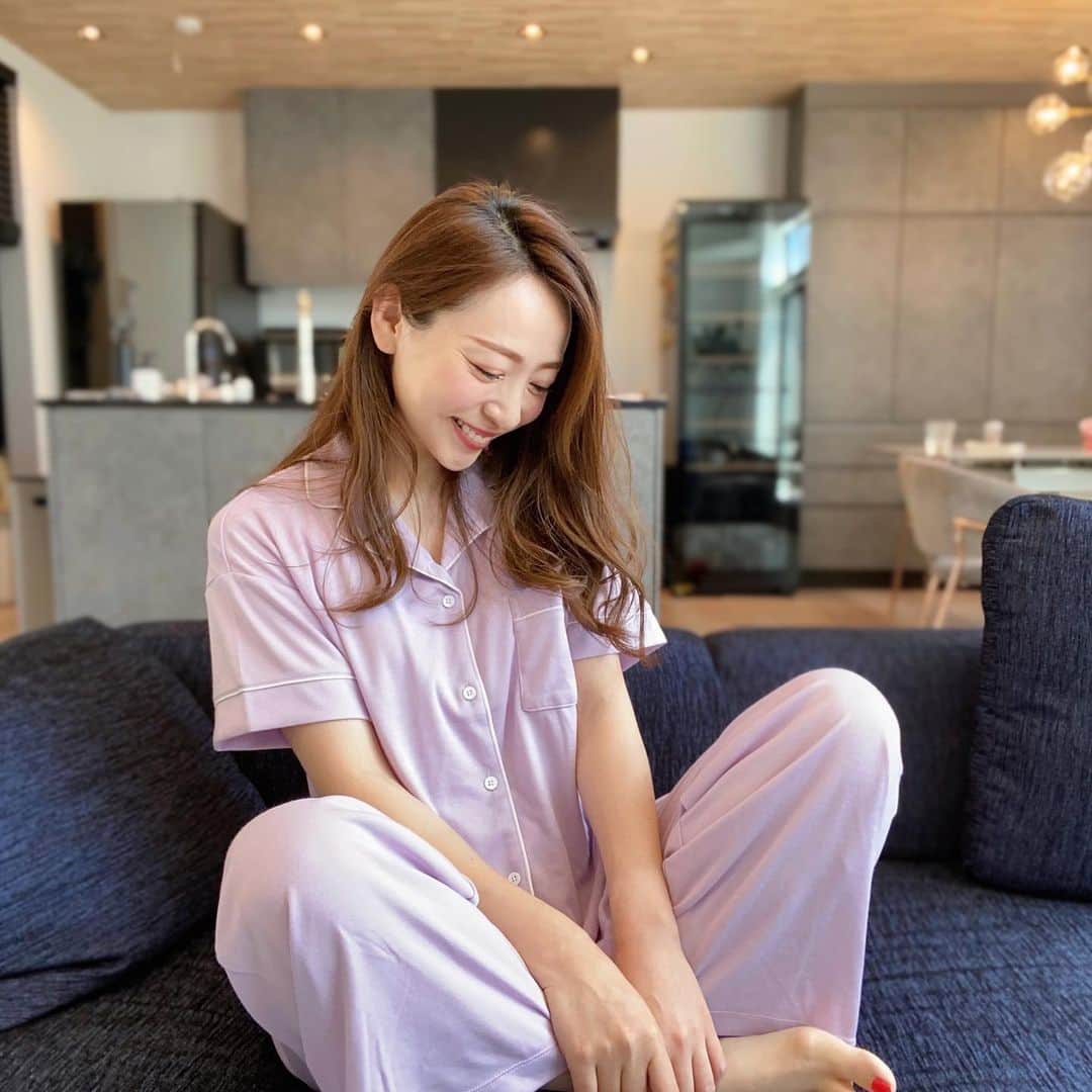 磯部奈央のインスタグラム：「のんびり〜なGW♡ . おうち時間が長いからとかじゃなくて、ルームウェアはちょこちょこ買っちゃうわたし❣️  今回、GUのラベンダーブレンドパジャマ💜とハニーブレンドパジャマ🍯を着てみたら、こんなにもリーズナブルなのに、こんなにも着心地の良い生地なことにびっくりで😳❗️  どうやら、はちみつやラベンダーの成分が入ったパジャマで、保湿や抗菌防臭など嬉しい機能が入っているらしいです🤔 おうち美容にもなるパジャマなんて嬉しいですよね😆  #GUパジャマ#パジャマ#ビューティーパジャマ#beautypajamas#ハニーブレンドパジャマ#ラベンダーブレンドパジャマ　#おうち時間#ハニー#はちみつ#ラベンダー」