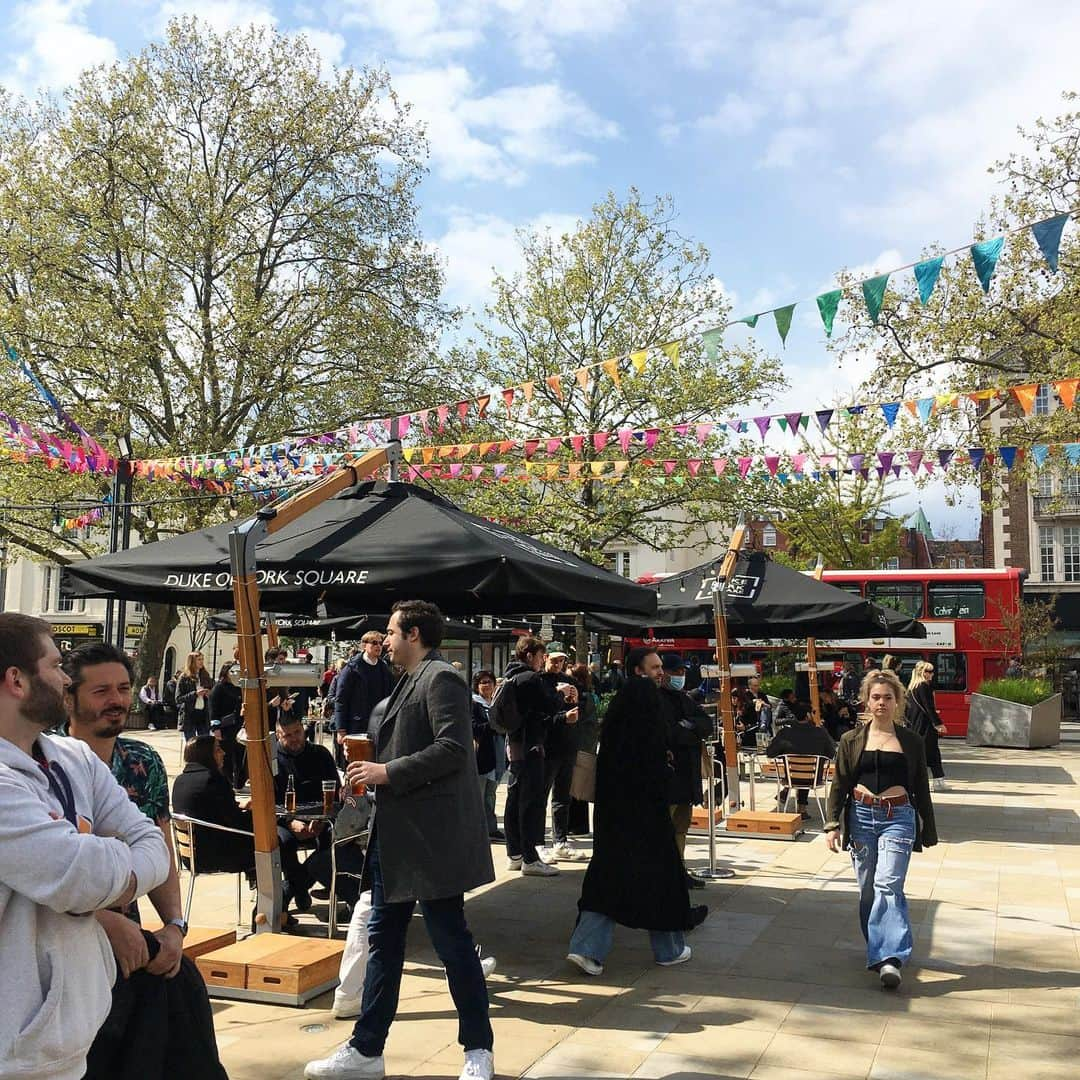 渡辺枝里子さんのインスタグラム写真 - (渡辺枝里子Instagram)「【Chelsea Farmers Market🇬🇧🍔】  📍Chelsea farmers market   毎週土曜　10:00-16:00  だいぶ青空の日が多くなったけれど、 太陽が隠れるとまだちょっと寒いロンドン🇬🇧  ランチを食べずにチェルシーファーマーズマーケットに♪  世界各国の料理が並ぶ中、私はファームのお肉のハンバーガー🍔 焼いている香りに引き寄せられましたw主人とシェア。  やっと飲食店(テラスのみ)や小売店がオープンして街に彩りが戻り、以前のように楽しめるようになったことが本当に嬉しい☺️💕  もう二度と、あの暗い冬空の下、 気力が失われる長〜いロックダウンに戻りませんように🙏‼︎ * * * * * #london #uk #chelsea #chelseafarmersmarket  #londondiaries #londonphotography  #ロンドン　#イギリス　#チェルシー　#チェルシーファーマーズマーケット #ロンドン日記　#海外生活　#ロンドン生活 #ロンドンライフ #渡辺枝里子」5月2日 6時30分 - eriko_watanabe_21