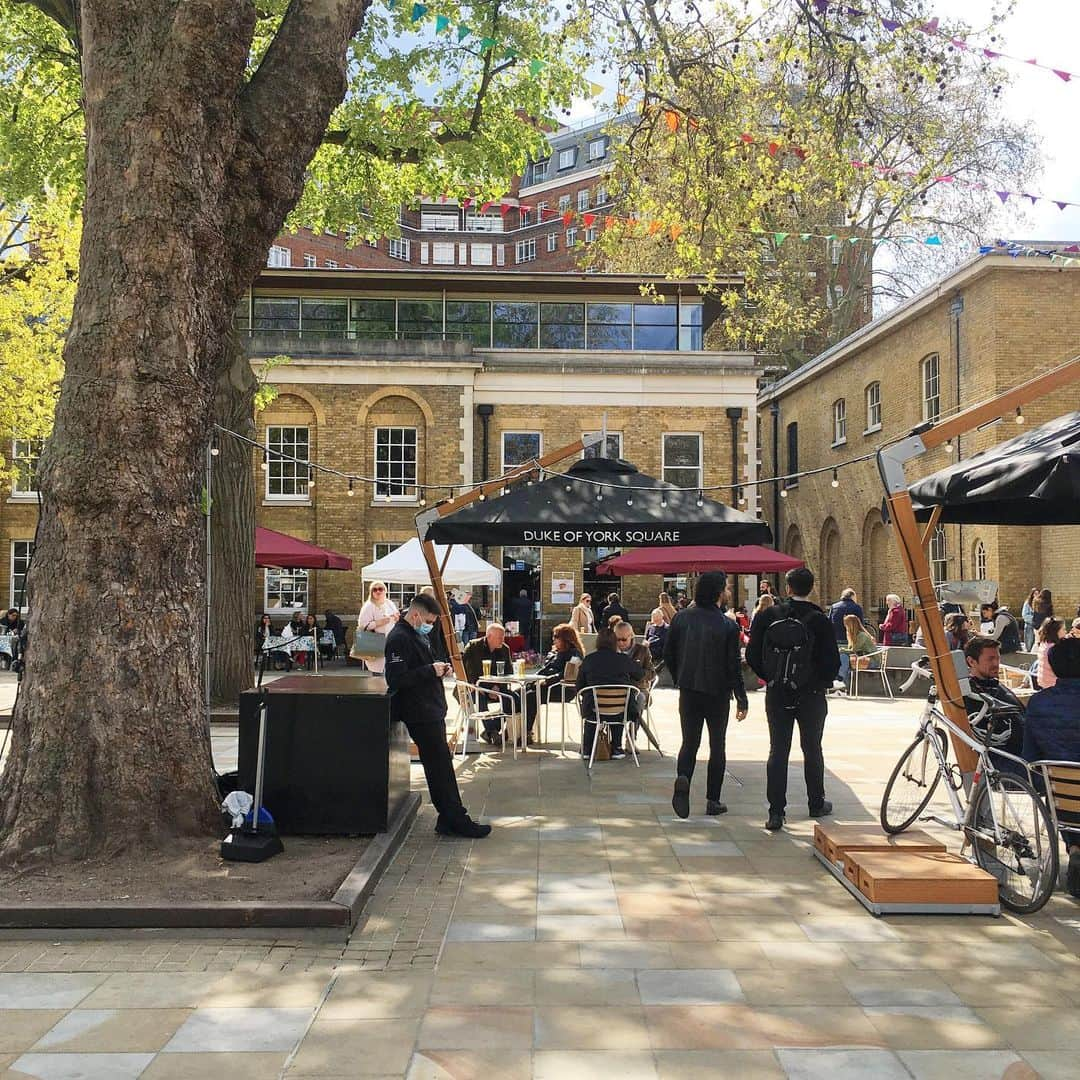 渡辺枝里子さんのインスタグラム写真 - (渡辺枝里子Instagram)「【Chelsea Farmers Market🇬🇧🍔】  📍Chelsea farmers market   毎週土曜　10:00-16:00  だいぶ青空の日が多くなったけれど、 太陽が隠れるとまだちょっと寒いロンドン🇬🇧  ランチを食べずにチェルシーファーマーズマーケットに♪  世界各国の料理が並ぶ中、私はファームのお肉のハンバーガー🍔 焼いている香りに引き寄せられましたw主人とシェア。  やっと飲食店(テラスのみ)や小売店がオープンして街に彩りが戻り、以前のように楽しめるようになったことが本当に嬉しい☺️💕  もう二度と、あの暗い冬空の下、 気力が失われる長〜いロックダウンに戻りませんように🙏‼︎ * * * * * #london #uk #chelsea #chelseafarmersmarket  #londondiaries #londonphotography  #ロンドン　#イギリス　#チェルシー　#チェルシーファーマーズマーケット #ロンドン日記　#海外生活　#ロンドン生活 #ロンドンライフ #渡辺枝里子」5月2日 6時30分 - eriko_watanabe_21