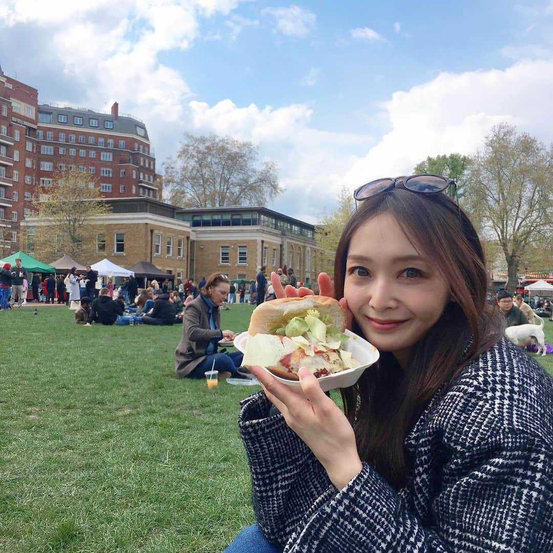 渡辺枝里子のインスタグラム：「【Chelsea Farmers Market🇬🇧🍔】  📍Chelsea farmers market   毎週土曜　10:00-16:00  だいぶ青空の日が多くなったけれど、 太陽が隠れるとまだちょっと寒いロンドン🇬🇧  ランチを食べずにチェルシーファーマーズマーケットに♪  世界各国の料理が並ぶ中、私はファームのお肉のハンバーガー🍔 焼いている香りに引き寄せられましたw主人とシェア。  やっと飲食店(テラスのみ)や小売店がオープンして街に彩りが戻り、以前のように楽しめるようになったことが本当に嬉しい☺️💕  もう二度と、あの暗い冬空の下、 気力が失われる長〜いロックダウンに戻りませんように🙏‼︎ * * * * * #london #uk #chelsea #chelseafarmersmarket  #londondiaries #londonphotography  #ロンドン　#イギリス　#チェルシー　#チェルシーファーマーズマーケット #ロンドン日記　#海外生活　#ロンドン生活 #ロンドンライフ #渡辺枝里子」